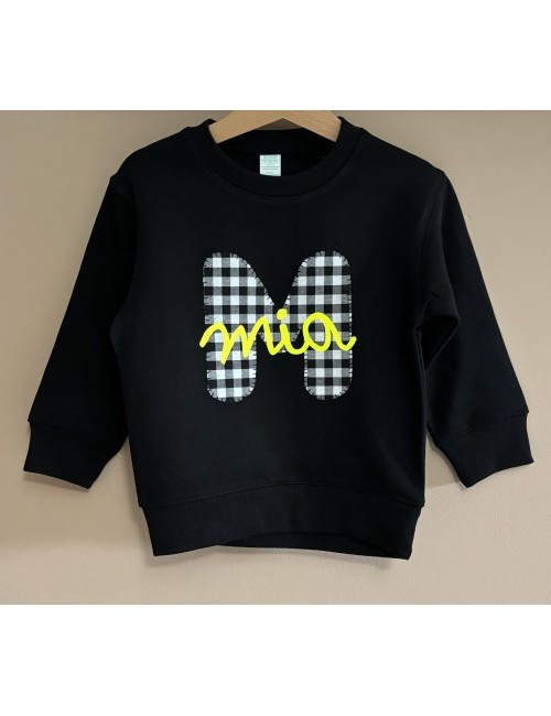 Sudadera negra y flúor